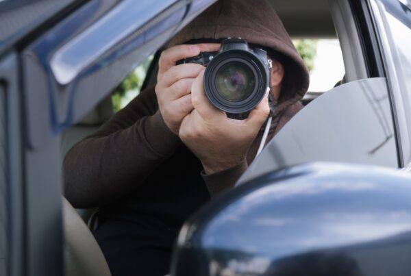 Detectiv privat investigând din mașină – investigație reală ElitDetect