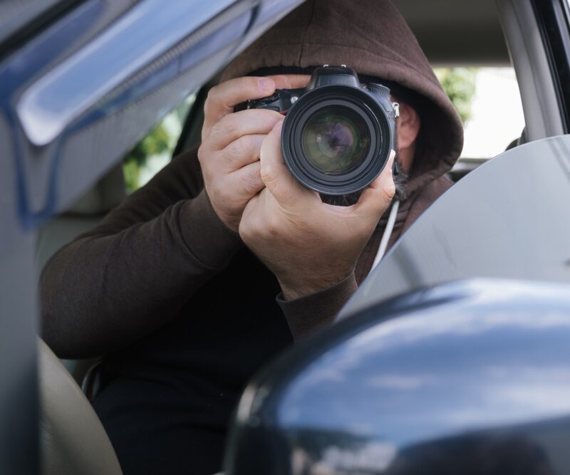 Detectiv privat investigând din mașină – investigație reală ElitDetect