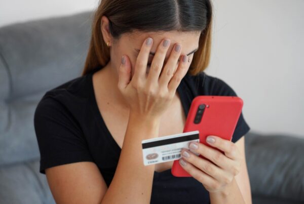 Femeie îngrijorată privind un profil suspect online – investigare detectiv ElitDetect
