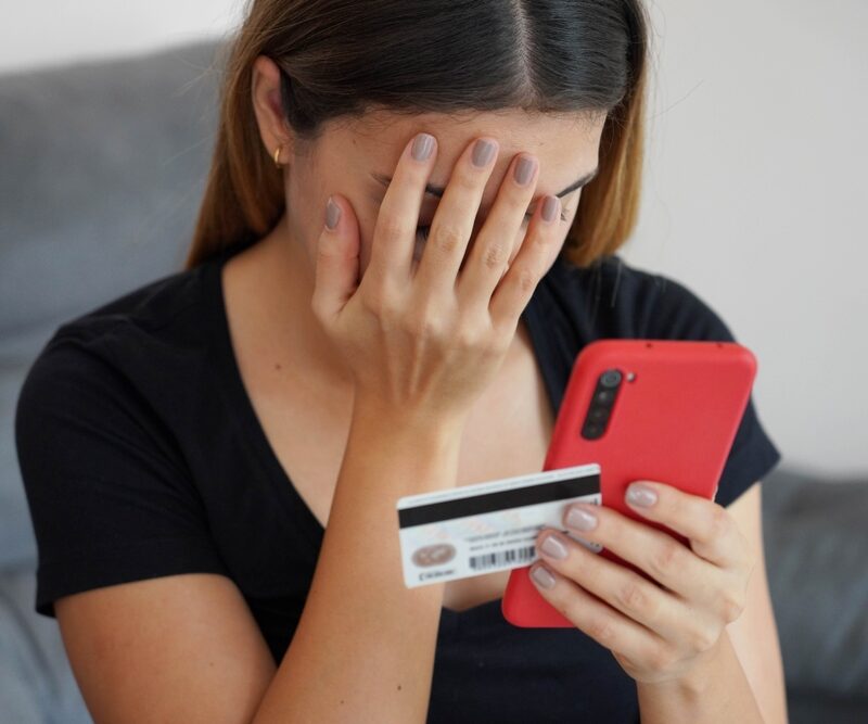 Femeie îngrijorată privind un profil suspect online – investigare detectiv ElitDetect