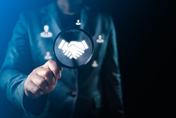 Detectiv investigând un partener de afaceri – verificare profesională ElitDetect
