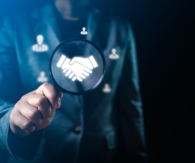 Detectiv investigând un partener de afaceri – verificare profesională ElitDetect